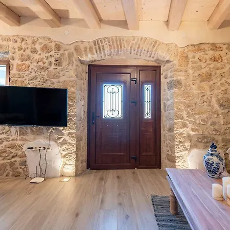 Apartment Amelia & Nicholas Stone