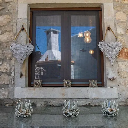 Apartment Amelia & Nicholas Stone