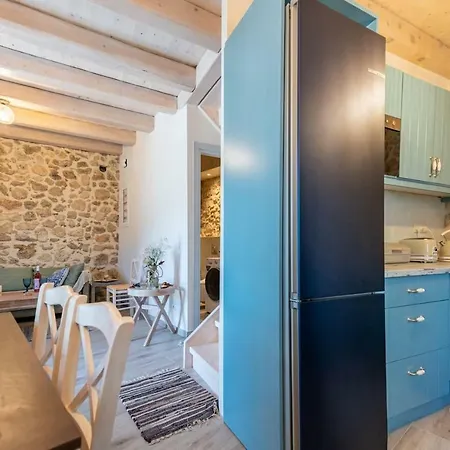 Amelia & Nicholas Stone Doukádes