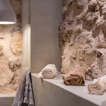 Апартаменты Amelia & Nicholas Stone Doukades