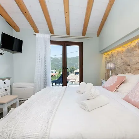 Amelia & Nicholas Stone Daire Doukádes