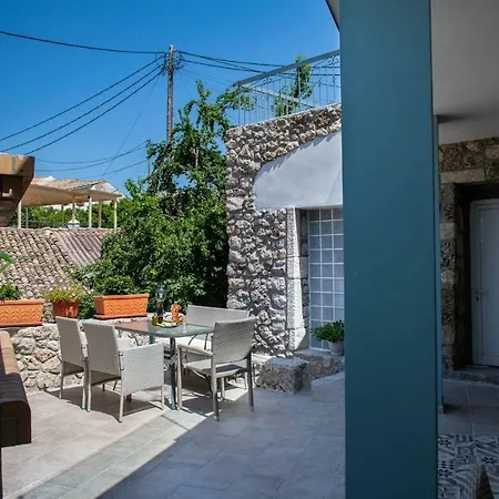 Daire Amelia & Nicholas Stone Doukádes