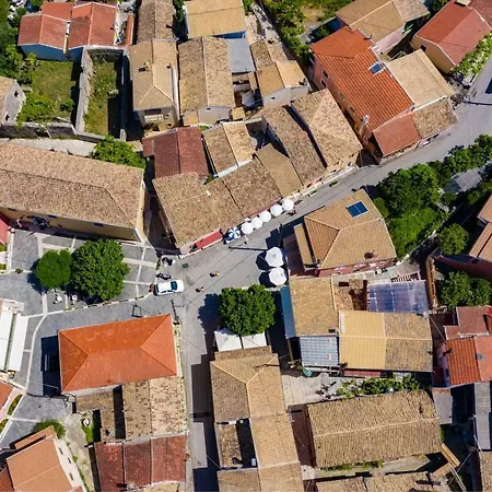 Daire Amelia & Nicholas Stone *